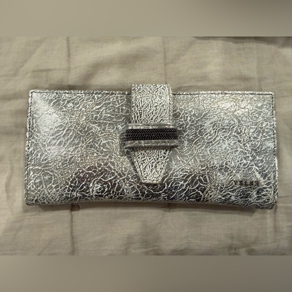 Handbags - NWOT Vélez Colombia Nudo De Cuero Folia Silver Leather Wallet